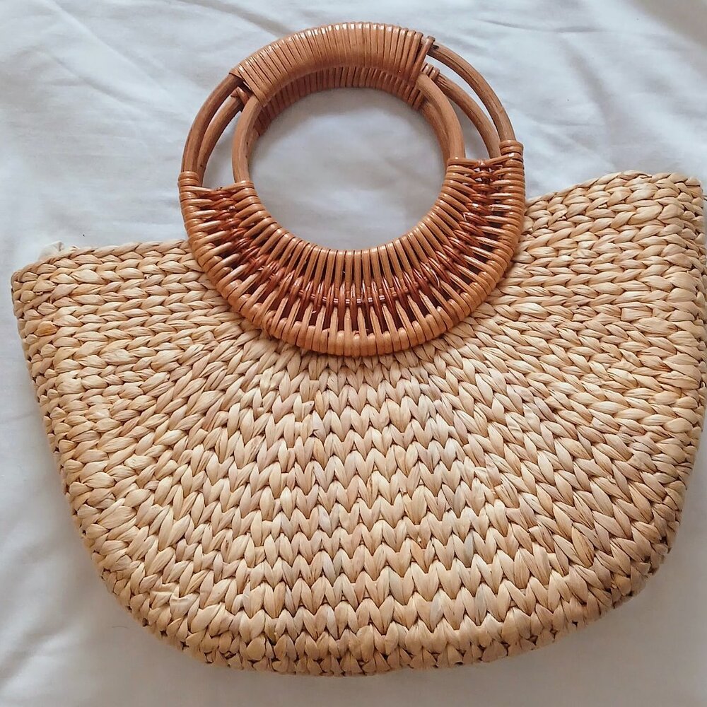 Straw handbag with wooden handle